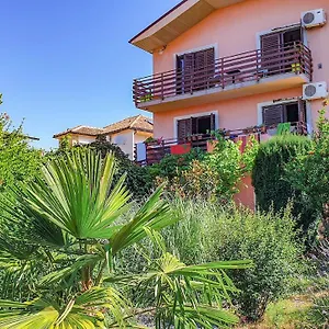 Apartment Marinici - With Private Parking, Rijeka